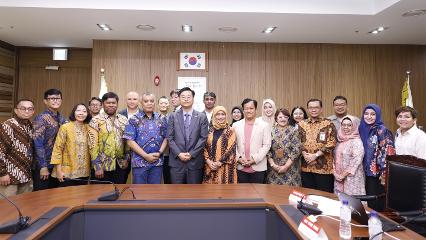 Delegations from the Indonesian MOECRT and OIKN visit KERIS